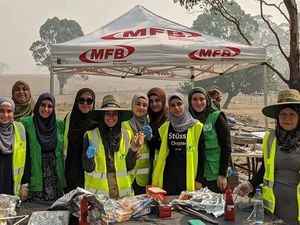 Inspiratif! Relawan Muslim Ini Bagikan Makanan untuk Petugas Damkar Australia
