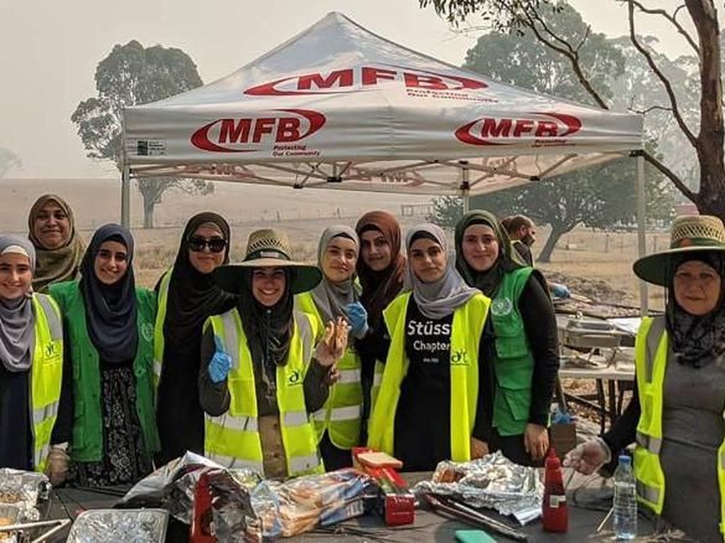 Inspiratif! Relawan Muslim Ini Bagikan Makanan untuk Petugas Damkar Australia