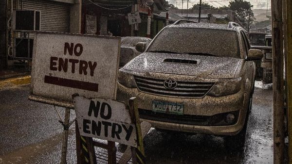 Abu Selimuti Filipina Akibat Aktivitas Taal Volcano