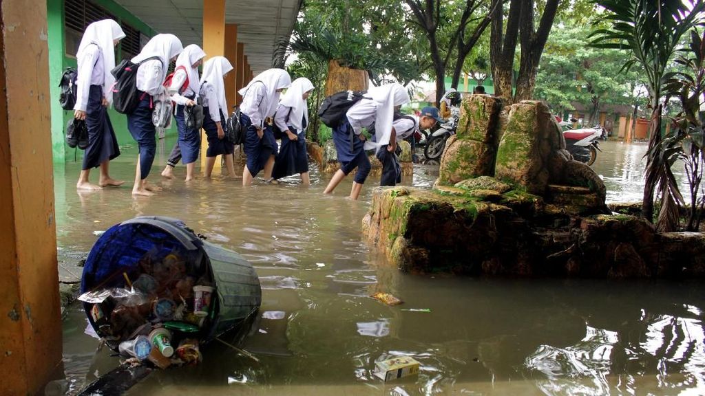 Sekolah Kebanjiran, Siswa di Makassar Dipulangkan Lebih Awal Sekolah Kebanjiran, Siswa di Makassar Dipulangkan Lebih Awal