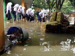 Sekolah Kebanjiran, Siswa di Makassar Dipulangkan Lebih Awal