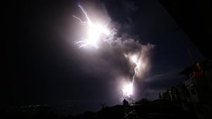 Penampakan Abu dan Kilat Saat Taal Volcano di Filipina Erupsi