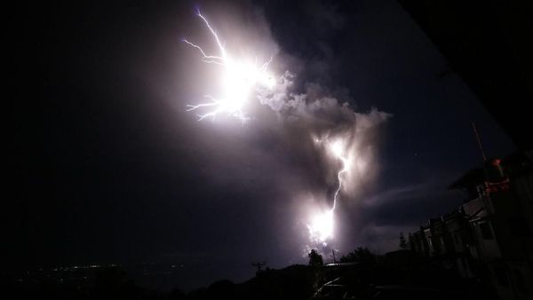 Penampakan Abu dan Kilat Saat Taal Volcano di Filipina Erupsi