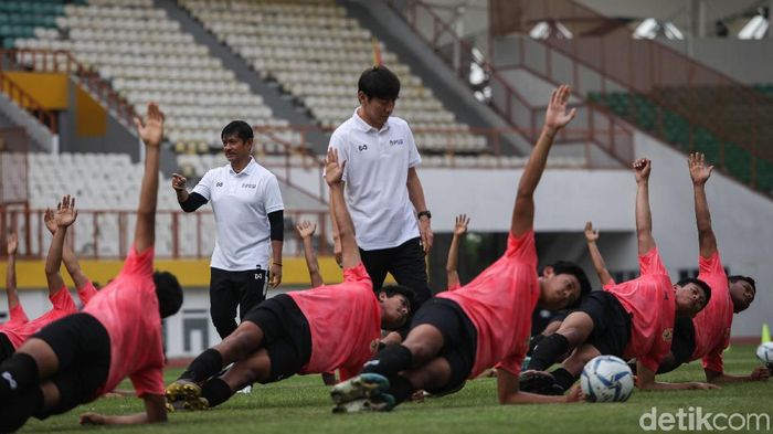 Shin Tae-yong memimpin latihan Timnas Indonesia U-19. (Foto: Rifkianto Nugroho/Detikcom) Shin Tae-yong memimpin latihan Timnas Indonesia U-19. (Foto: Rifkianto Nugroho/Detikcom)