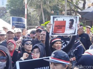 Tiba di Balai Kota, Massa Kontra Anies Bawa Poster Impeach Anis Baswedan