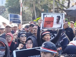 Tiba di Balai Kota, Massa Kontra Anies Bawa Poster Impeach Anis Baswedan