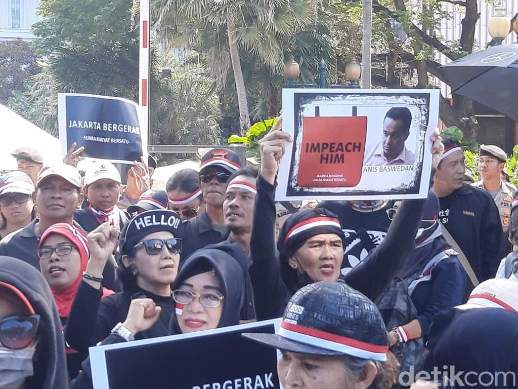 Tiba di Balai Kota, Massa Kontra Anies Bawa Poster Impeach Anis Baswedan