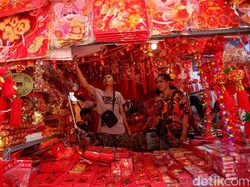 Omzet Pernak-pernik Imlek Turun 50%, Pedagang: Karena Hujan, Banjir