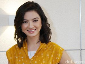 Asyik Snorkeling, Raline Shah Kaget Ketemu Hiu Paus di Nabire