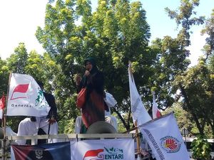 Demo di Balai Kota Jakarta: Tarung Wacana, Kompak Salah Eja Nama
