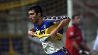Petualangannya di Italia berlanjut ke Parma, yang lagi-lagi tak lama diperkuatnya. Tak sampai setahun Hakan Sukur memperkuat I Gialloblu. (Foto: Grazia Neri/ALLSPORT)