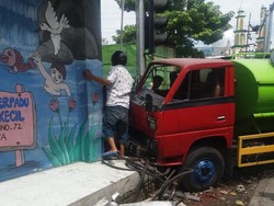 Truk Tangki Air Seruduk Gerobak Makanan, Pedagangnya Tewas Terlindas