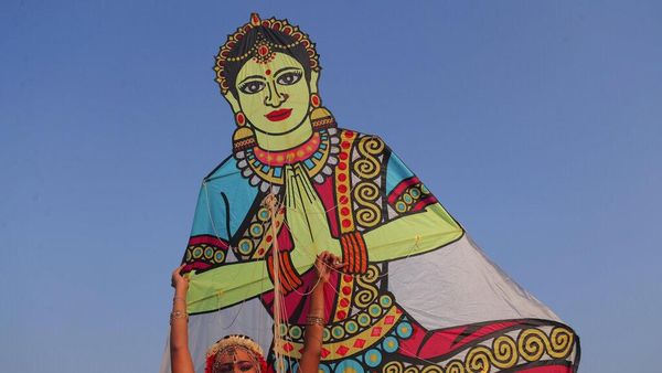 Foto: Layang-layang Beragam Warna dan Rupa Hiasi Langit India