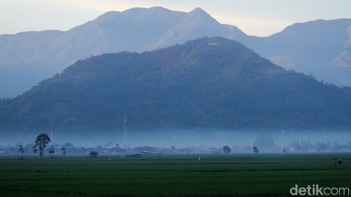 Bandung Cerah, Matahari Terbit dengan Indah Cuaca pagi hari di kawasan Kabupaten Bandung, Jawa Barat cerah. Matahari pun terbit dengan indah.
