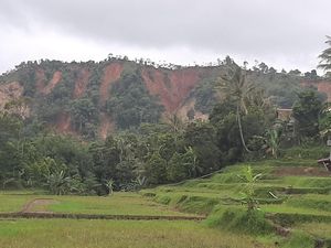 1 Desa di Sukajaya Bogor Masih Terisolasi Pasca-Longsor 1 Desa di Sukajaya Bogor Masih Terisolasi Pasca-Longsor