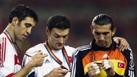 Hakan Sukur adalah bagian dari tim nasional Turki yang mengukir sejarah pada Piala Dunia 2002 di Korea Selatan dan Jepang. Ia mengantarkan Turki finis ketiga di turnamen tersebut, menjadi raihan terbaik di Piala Dunia hingga saat ini. (Foto: Gary M. Prior/Getty Images)
