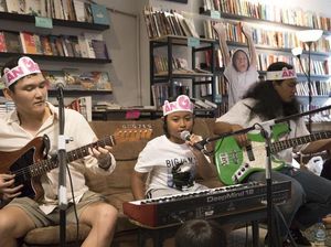 Gemasnya Angan, Putra Cholil Mahmud di Klip Stay Up All Day