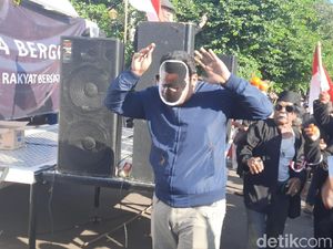 Massa Kontra Bikin Aksi, Lempari Pria Bertopeng Anies dengan Tomat