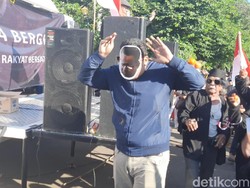 Massa Kontra Bikin Aksi, Lempari Pria Bertopeng Anies dengan Tomat