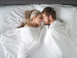 4 Tips Atasi Grogi Saat Akan Menjalani Seks Malam Pertama 4 Tips Atasi Grogi Saat Akan Menjalani Seks Malam Pertama