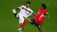 Hakan Sukur mengukir rekor di Piala Dunia 2002 tersebut saat mencetak gol ke gawang Korea Selatan hanya 10,8 detik selepas kick-off. Itu adalah gol tercepat sepanjang masa di Piala Dunia. (Foto: Ben Radford/Getty Images)