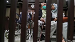 Berkursi Roda dan Tongkat, Kivlan Zen Jalani Sidang Eksepsi