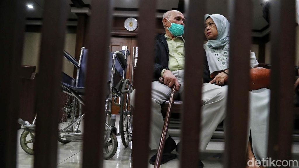 Berkursi Roda dan Tongkat, Kivlan Zen Jalani Sidang Eksepsi Berkursi Roda dan Tongkat, Kivlan Zen Jalani Sidang Eksepsi