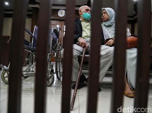 Berkursi Roda dan Tongkat, Kivlan Zen Jalani Sidang Eksepsi Berkursi Roda dan Tongkat, Kivlan Zen Jalani Sidang Eksepsi