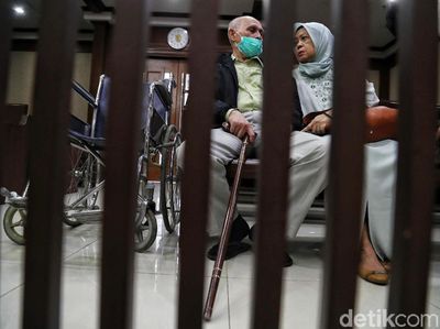 Berkursi Roda dan Tongkat, Kivlan Zen Jalani Sidang Eksepsi