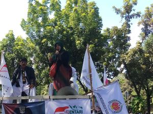 Emak-emak Merdeka dari Bengkulu Demo di Balai Kota DKI: Saya Bela Anies