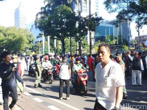 Hendak ke Patung Kuda, Massa Pro-Anies Diminta Polisi Kembali ke Balai Kota Hendak ke Patung Kuda, Massa Pro-Anies Diminta Polisi Kembali ke Balai Kota