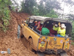 Saat Land Rover Tua Diandalkan untuk Bantu Korban Bencana Bogor