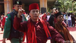Berbaju Pangsi, Massa Pro-Anies Gelar Aksi di Balai Kota DKI