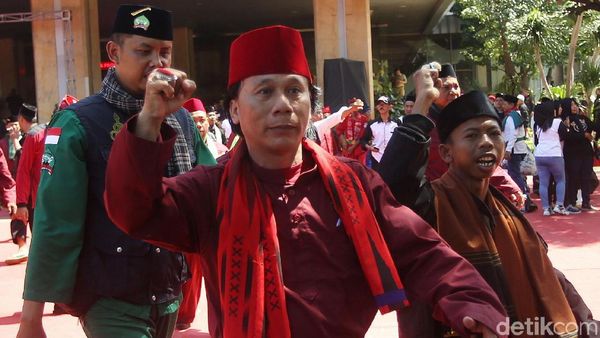Berbaju Pangsi, Massa Pro-Anies Gelar Aksi di Balai Kota DKI
