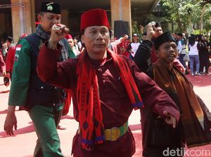 Berbaju Pangsi, Massa Pro-Anies Gelar Aksi di Balai Kota DKI