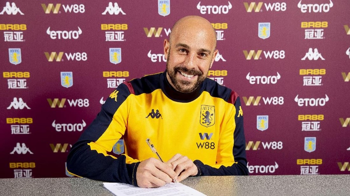 Pepe Reina kembali ke Liga Inggris usai dipinjam Aston Villa dari AC Milan (Foto: Twitter @AVFCOfficial)