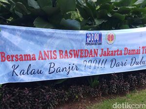 Massa Pro-Anies Pajang Spanduk Bersama Anis Baswedan Jakarta Damai Massa Pro-Anies Pajang Spanduk Bersama Anis Baswedan Jakarta Damai