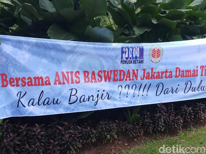Poster dukungan kepada Anis Baswedan oleh massa pro-Gubernur DKI Anies Baswedan. (Farih/detikcom)