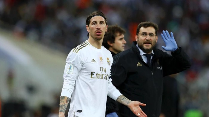 JEDDAH, SAUDI ARABIA - JANUARY 12: Sergio Ramos of Real Madrid waits for the linesman signal to reacts enter the pitch after he is seen to by medical staff during the Supercopa de Espana Final match between Real Madrid and Club Atletico de Madrid at King Abdullah Sports City on January 12, 2020 in Jeddah, Saudi Arabia. (Photo by Francois Nel/Getty Images)