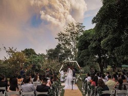 Momen Dramatis Pasangan Menikah Dekat Gunung Api Taal yang Erupsi