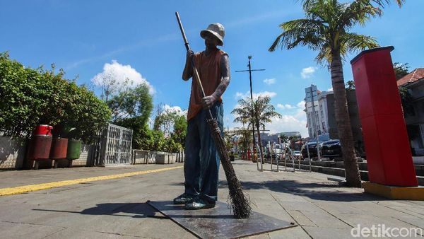 Diprediksi Hujan, Siang Ini Langit Jakarta Malah Biru
