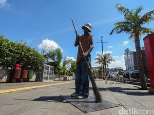 Diprediksi Hujan, Siang Ini Langit Jakarta Malah Biru