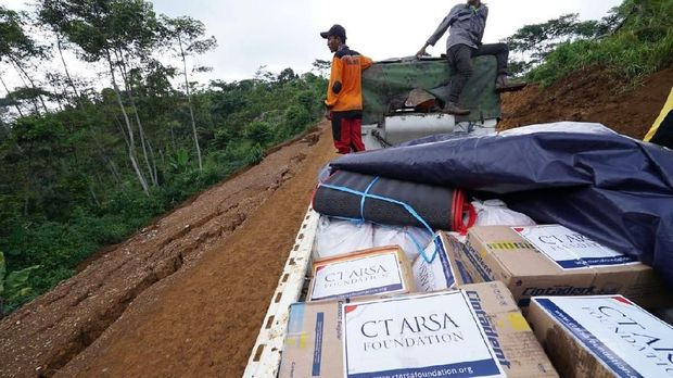CT Arsa Foundation Bantu Korban Longsor di Daerah Terisolasi