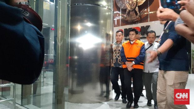 Komisi Pemberantasan Korupsi (KPK) melakukan penahanan terhadap Direktur Utama PT CMI Teknologi, Rahardjo Pratjihno terkait kasus dugaan korupsi pengadaan perangkat transportasi informasi terintegrasi (Backbone Coastall surveillance system/ BCSS) Bakamla RI tahun anggaran 2016, Selasa (14/1).