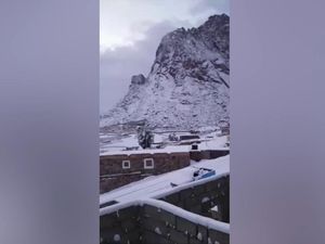 Fenomena Langka, Pegunungan Sinai di Mesir Diselimuti Salju