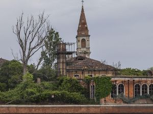 Poveglia, Pulau Kecil yang Dibangun di Atas Abu Manusia Poveglia, Pulau Kecil yang Dibangun di Atas Abu Manusia