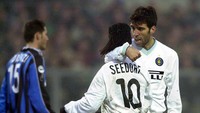 Kembali ke Galatasary, ia langsung tajam lagi dan bikin 152 gol yang meyakinkan Inter Milan merekrutnya. Namun Hakan Sukur kesulitan berkembang di bawah persaingan ketat dengan Christian Vieri. Ia pindah setelah 1,5 musim. (Foto: Grazia Neri/ALLSPORT)