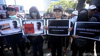 Poster Impeach Anies Baswedan Ramaikan Demo di Balai Kota