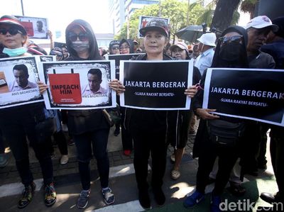 Poster Impeach Anies Baswedan Ramaikan Demo di Balai Kota
