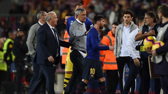 Quique Setien dan Lionel Messi pada 2018 lalu. (Foto: Alex Caparros/Getty Images) Quique Setien dan Lionel Messi pada 2018 lalu. (Foto: Alex Caparros/Getty Images)